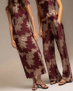 VESTIDO RUBY BLOOM · BURDEOS -[品牌] Ventas THE-ARE pantalon recto satinado jacquard burdeos conjunto mujer the are 02