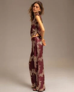 PANTALÓN RUBY BLOOM · BURDEOS -[品牌] Ventas THE-ARE pantalon recto satinado jacquard burdeos conjunto mujer the are 03