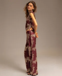 PANTALÓN RUBY BLOOM · BURDEOS -[品牌] Ventas THE-ARE pantalon recto satinado jacquard burdeos conjunto mujer the are 03 scaled