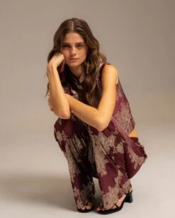 PANTALÓN RUBY BLOOM · BURDEOS -[品牌] Ventas THE-ARE pantalon recto satinado jacquard burdeos conjunto mujer the are 04 1