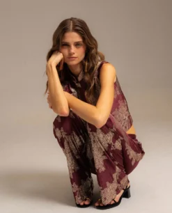 PANTALÓN RUBY BLOOM · BURDEOS -[品牌] Ventas THE-ARE pantalon recto satinado jacquard burdeos conjunto mujer the are 04 1 scaled