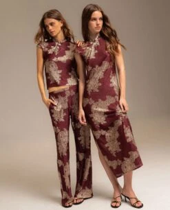 PANTALÓN RUBY BLOOM · BURDEOS -[品牌] Ventas THE-ARE pantalon recto satinado jacquard burdeos conjunto mujer the are 05 1