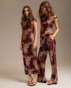 PANTALÓN RUBY BLOOM · BURDEOS -[品牌] Ventas THE-ARE pantalon recto satinado jacquard burdeos conjunto mujer the are 06