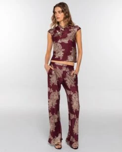 PANTALÓN RUBY BLOOM · BURDEOS -[品牌] Ventas THE-ARE pantalon recto satinado jacquard burdeos conjunto mujer the are eci img 1