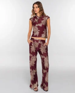 PANTALÓN RUBY BLOOM · BURDEOS -[品牌] Ventas THE-ARE pantalon recto satinado jacquard burdeos conjunto mujer the are eci img 1 scaled