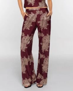 PANTALÓN RUBY BLOOM · BURDEOS -[品牌] Ventas THE-ARE pantalon recto satinado jacquard burdeos conjunto mujer the are eci img 2