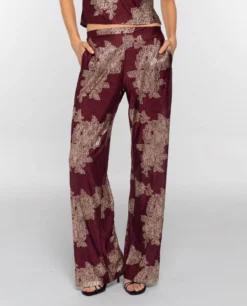 PANTALÓN RUBY BLOOM · BURDEOS -[品牌] Ventas THE-ARE pantalon recto satinado jacquard burdeos conjunto mujer the are eci img 2 scaled