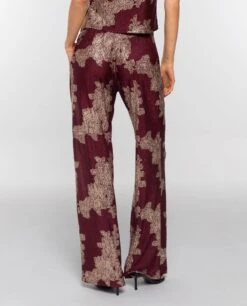 PANTALÓN RUBY BLOOM · BURDEOS -[品牌] Ventas THE-ARE pantalon recto satinado jacquard burdeos conjunto mujer the are eci img 3