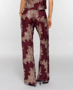 PANTALÓN RUBY BLOOM · BURDEOS -[品牌] Ventas THE-ARE pantalon recto satinado jacquard burdeos conjunto mujer the are eci img 3 scaled