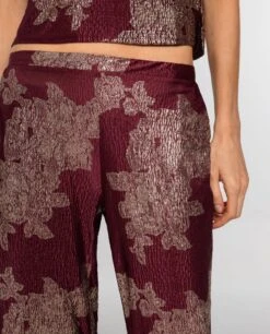 PANTALÓN RUBY BLOOM · BURDEOS -[品牌] Ventas THE-ARE pantalon recto satinado jacquard burdeos conjunto mujer the are eci img 4