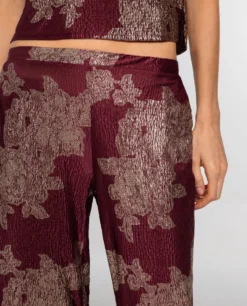 PANTALÓN RUBY BLOOM · BURDEOS -[品牌] Ventas THE-ARE pantalon recto satinado jacquard burdeos conjunto mujer the are eci img 4 scaled