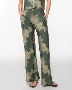 PANTALÓN JADE BLOOM · VERDE -[品牌] Ventas THE-ARE pantalon recto satinado jacquard verde conjunto elegante fiesta mujer the are eci img 2