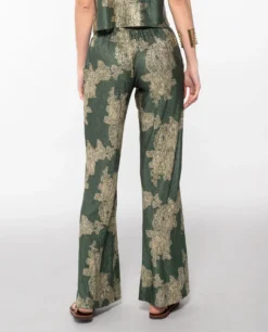 PANTALÓN JADE BLOOM · VERDE -[品牌] Ventas THE-ARE pantalon recto satinado jacquard verde conjunto elegante fiesta mujer the are eci img 3 scaled