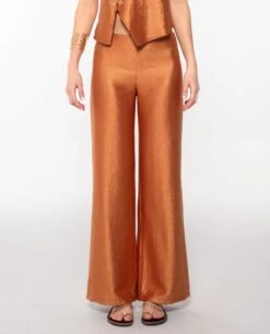 PANTALÓN ETHEREAL MUSE · NARANJA -[品牌] Ventas THE-ARE pantalon recto satinado naranja conjunto elegante fiesta mujer the are eci img 2
