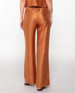 PANTALÓN ETHEREAL MUSE · NARANJA -[品牌] Ventas THE-ARE pantalon recto satinado naranja conjunto elegante fiesta mujer the are eci img 3