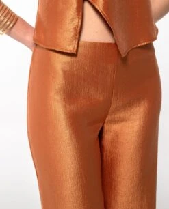 PANTALÓN ETHEREAL MUSE · NARANJA -[品牌] Ventas THE-ARE pantalon recto satinado naranja conjunto elegante fiesta mujer the are eci img 4