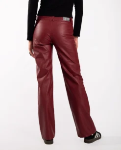 PANTALÓN BLESSED INDECISION · ROJO -[品牌] Ventas THE-ARE pantalon rojo polipiel recto costuras talle medio mujer the are eci img 3 1426d67f ad3d 4721 bc3f 689c49df0836 scaled