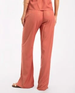 PANTALÓN SORRY I'M HERE · TERRACOTA -[品牌] Ventas THE-ARE pantalon terracota largo brillante aberturas conjunto mujer the are eci img 3