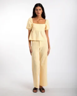 PANTALÓN SUNSET LOVER · AMARILLO -[品牌] Ventas THE-ARE pantalon vichy amarillo recto tiro alto conjunto mujer the are eci img 1 scaled