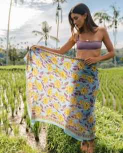 PAREO ALTEA · AZUL MARENGO -[品牌] Ventas THE-ARE pareo playero estampado flores azul marengo mujer the are 3 eci img 3 scaled