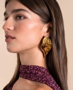 PENDIENTES LEAF · DORADO -[品牌] Ventas THE-ARE pendiente hoja grande dorado invitada elegante mujer the are eci img 1