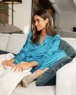 PIJAMA ONE MORE COFFEE · CAMISA LARGA -[品牌] Ventas THE-ARE pijama azul estampado ornamental largo bonito mujer the are 4 826d90a6 084a 44c8 86c5 ccce36bb1fab