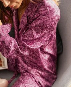 PIJAMA LITTLE PLEASURES · CAMISA LARGA -[品牌] Ventas THE-ARE pijama burdeos estampado paisley camisero largo mujer the are 1