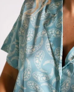 PIJAMA BLUE MESS · CAMISA CORTA -[品牌] Ventas THE-ARE pijama estampado saten coleccion influencer maria frubies azul mujer the are 00005 79a1a504 3733 4b4e 9f30 c9982be1e043