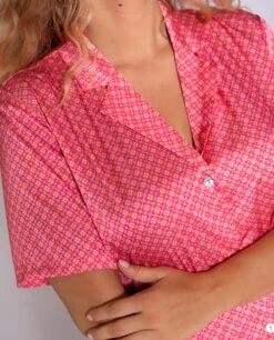 PIJAMA PINK CHAOS · CAMISA CORTA -[品牌] Ventas THE-ARE pijama estampado saten coleccion influencer maria frubies fucsia mujer the are 00005 cc536291 316d 4fad 95f5 465634e80e1e