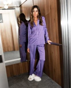 PIJAMA ROOM SERVICE · CAMISA LARGA -[品牌] Ventas THE-ARE pijama lila geometrico estampado camisero bonito mujer the are 13