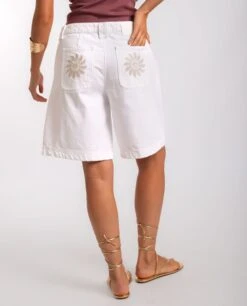 SHORT WILD HEART · BLANCO -[品牌] Ventas THE-ARE short blanco flores bolsillos traseros mujer the are eci img 3