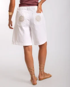 SHORT WILD HEART · BLANCO -[品牌] Ventas THE-ARE short blanco flores bolsillos traseros mujer the are eci img 3 scaled