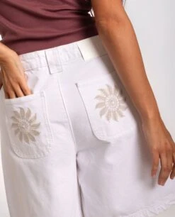 SHORT WILD HEART · BLANCO -[品牌] Ventas THE-ARE short blanco flores bolsillos traseros mujer the are eci img 4