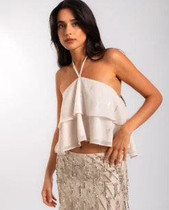 TOP NIGHT BLOOM · BLANCO -[品牌] Ventas THE-ARE top blanco volantes lazo al cuello mujer the are eci img 1 scaled