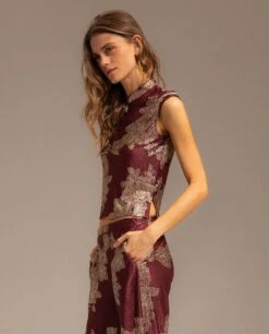 TOP RUBY BLOOM · BURDEOS -[品牌] Ventas THE-ARE top burdeos escote cerrado satinado jacquard conjunto mujer the are 02