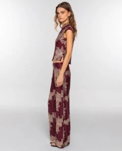 TOP RUBY BLOOM · BURDEOS -[品牌] Ventas THE-ARE top burdeos escote cerrado satinado jacquard conjunto mujer the are 1