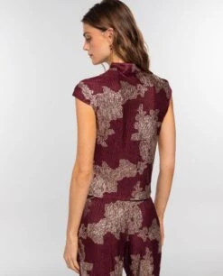 TOP RUBY BLOOM · BURDEOS -[品牌] Ventas THE-ARE top burdeos escote cerrado satinado jacquard conjunto mujer the are eci img 2