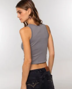TOP CHILL ICON · GRIS -[品牌] Ventas THE-ARE top gris basico detalles metalicos mujer the are eci img 2 scaled