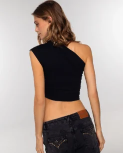 TOP THAT GIRL · NEGRO -[品牌] Ventas THE-ARE top negro asimetrico detalles metalicos mujer the are eci img 2 scaled
