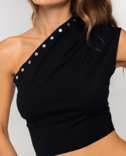 TOP THAT GIRL · NEGRO -[品牌] Ventas THE-ARE top negro asimetrico detalles metalicos mujer the are eci img 3 scaled