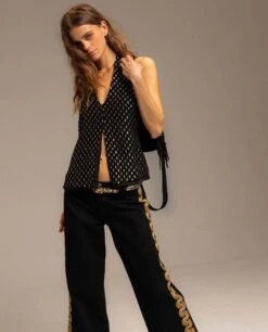 TOP WISH HOUR · NEGRO -[品牌] Ventas THE-ARE top negro detalles dorados escote pico lazada al cuello mujer the are 03