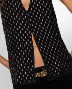 TOP WISH HOUR · NEGRO -[品牌] Ventas THE-ARE top negro detalles dorados escote pico lazada al cuello mujer the are eci img 3