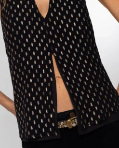 TOP WISH HOUR · NEGRO -[品牌] Ventas THE-ARE top negro detalles dorados escote pico lazada al cuello mujer the are eci img 3 scaled