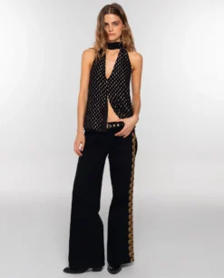 TOP WISH HOUR · NEGRO -[品牌] Ventas THE-ARE top negro detalles dorados escote pico lazada al cuello mujer the are eci img 4 scaled