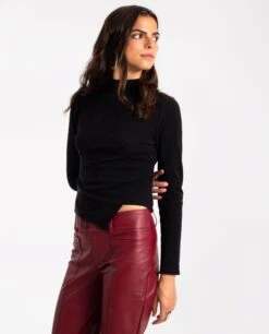 TOP CITY CHARM · NEGRO -[品牌] Ventas THE-ARE top negro punto asimetrico cuello alto manga larga mujer the are 1