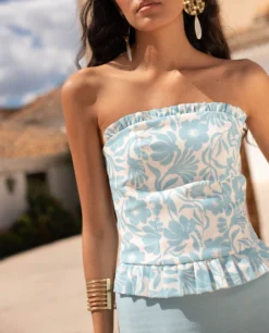 TOP ELISA · ESTAMPADO -[品牌] Ventas THE-ARE top palabra de honor estampado floral azul blanco conjunto invitada mujer the are 3 scaled