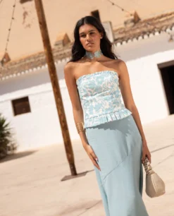 TOP ELISA · ESTAMPADO -[品牌] Ventas THE-ARE top palabra de honor estampado floral azul blanco conjunto invitada mujer the are 4 scaled