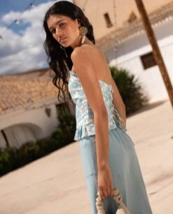 TOP ELISA · ESTAMPADO -[品牌] Ventas THE-ARE top palabra de honor estampado floral azul blanco conjunto invitada mujer the are 5