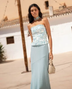 TOP ELISA · ESTAMPADO -[品牌] Ventas THE-ARE top palabra de honor estampado floral azul blanco conjunto invitada mujer the are 6 scaled