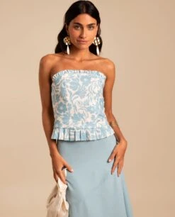 TOP ELISA · ESTAMPADO -[品牌] Ventas THE-ARE top palabra de honor estampado floral azul blanco conjunto invitada mujer the are eci img 1